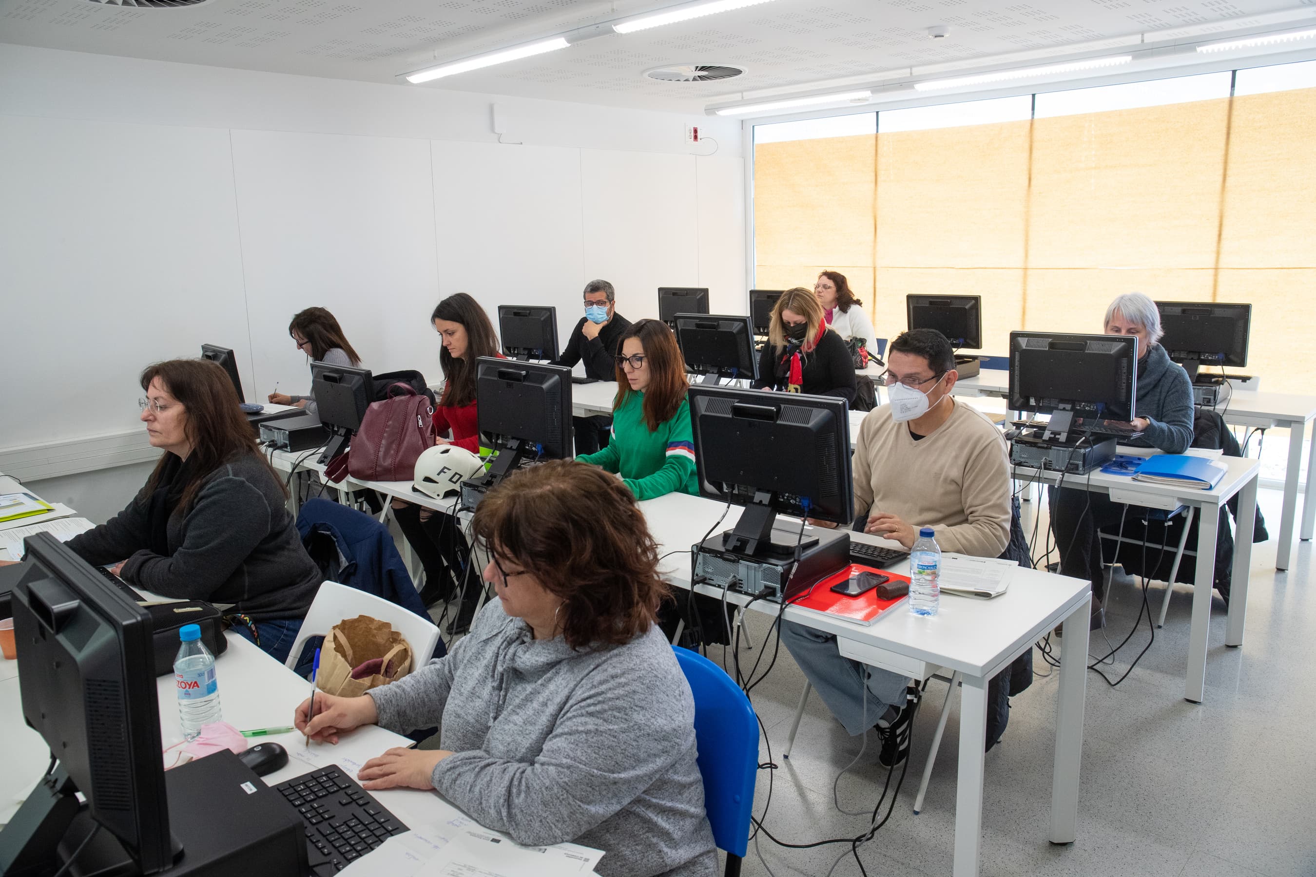 Alumnes estudiant amb ordinadors
