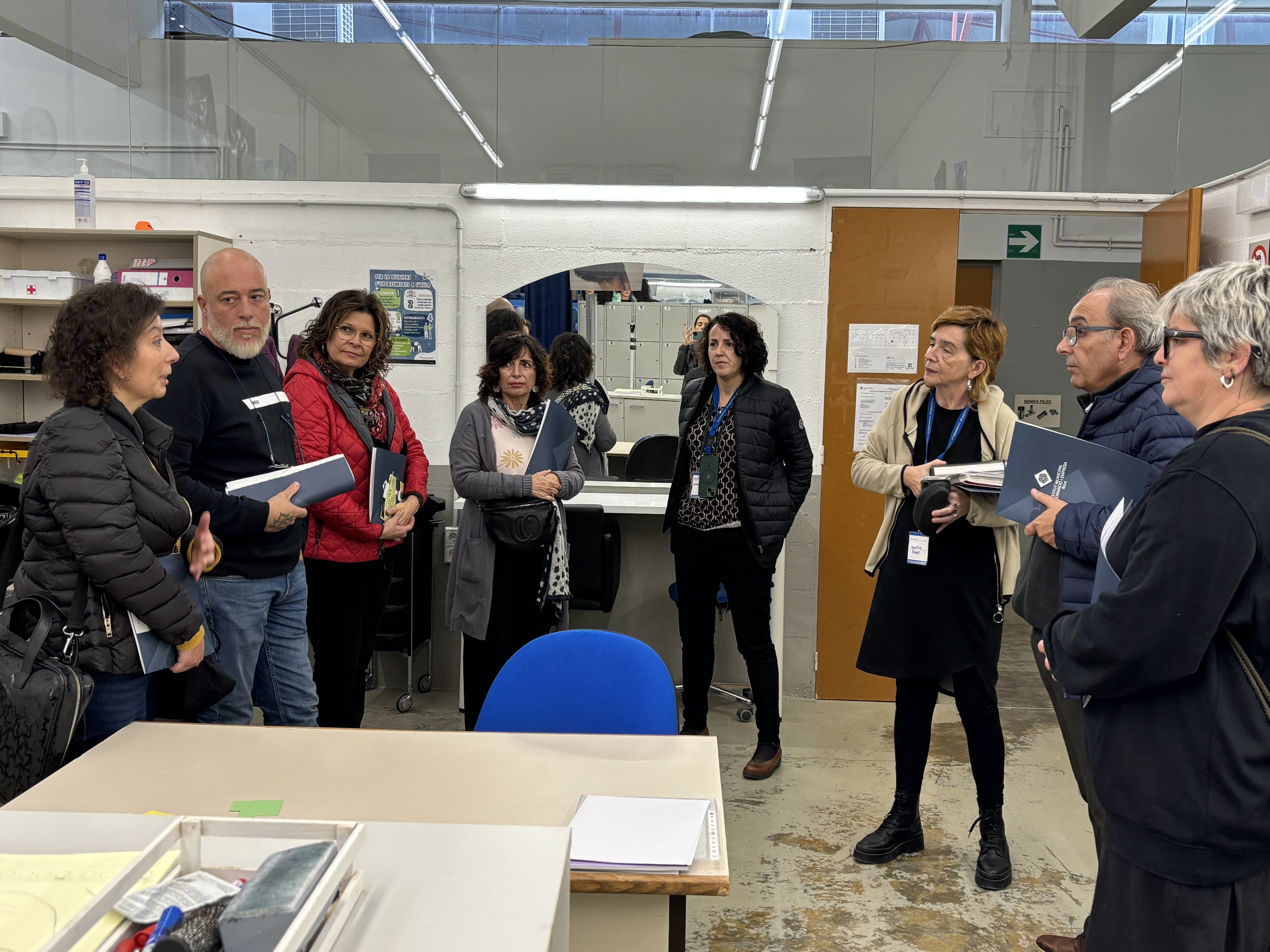 Visita del grup de treball al taller de perruqueria de Mas Carandell
